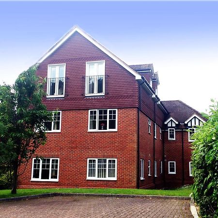 St Raphael House, City Centre Charming Apartments Basingstoke Exteriör bild