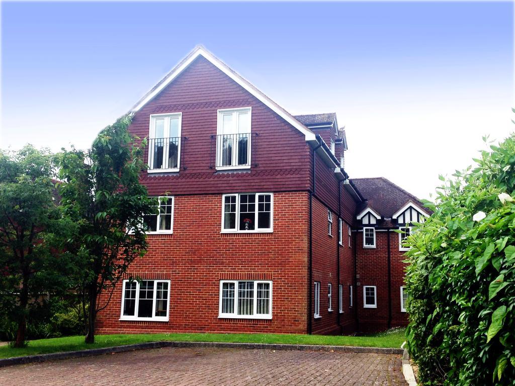 St Raphael House, City Centre Charming Apartments Basingstoke Exteriör bild