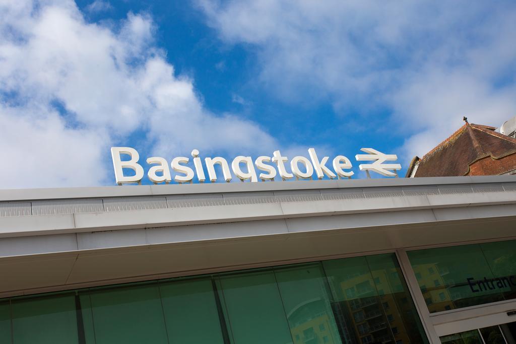 St Raphael House, City Centre Charming Apartments Basingstoke Exteriör bild