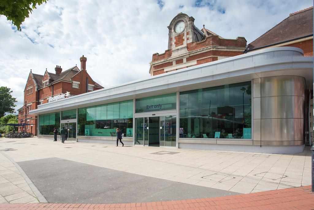 St Raphael House, City Centre Charming Apartments Basingstoke Exteriör bild